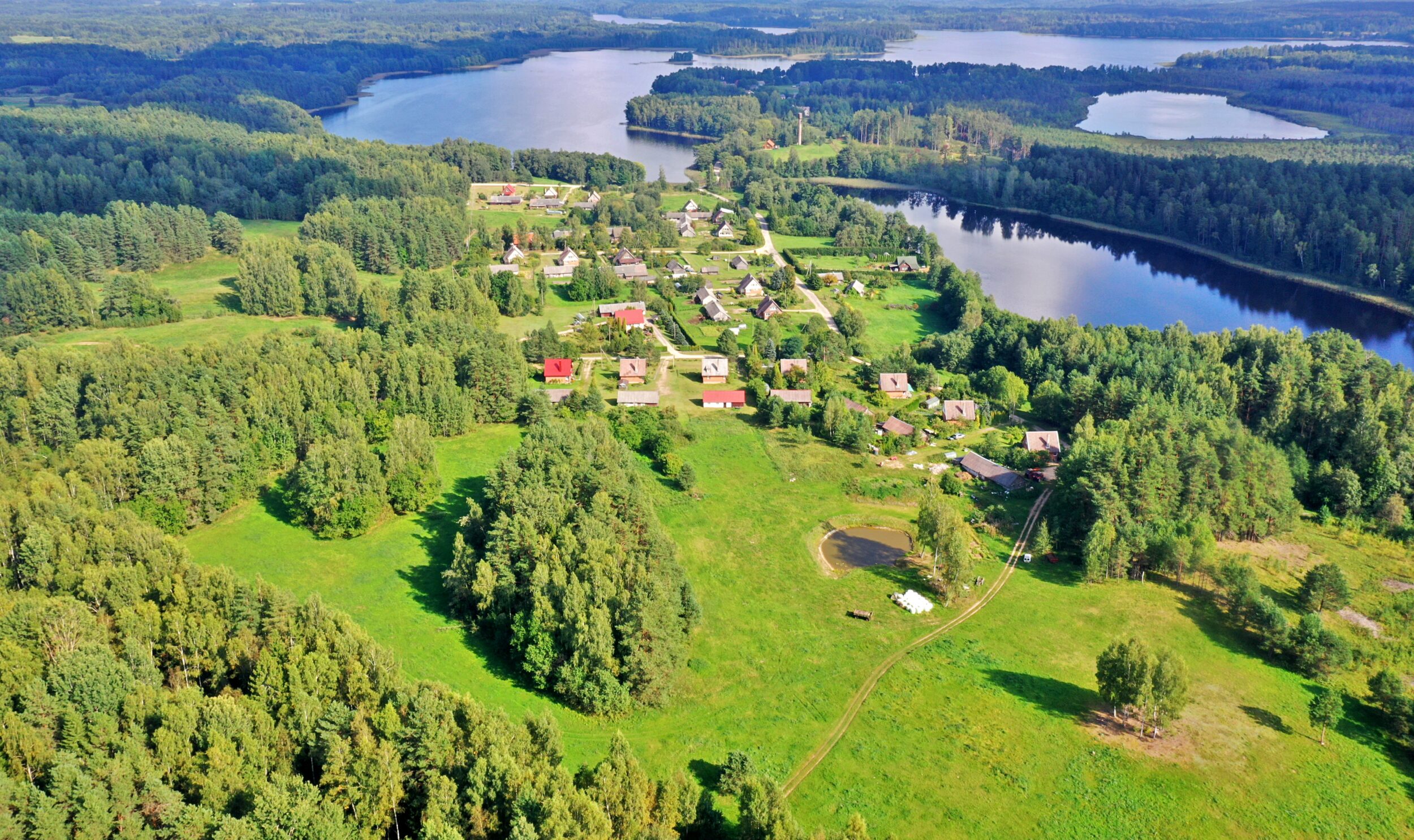 Parduodama prie nuostabaus grožio  ir žuvingų ežerų, pušynų apsuptyje, sodyba Ignalinos rajone, Švedriškės kaimo pakraštyje.